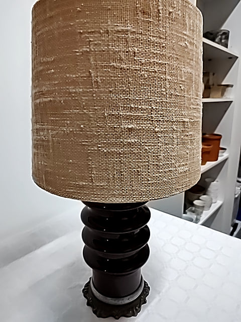 Brun lampefod med skærm